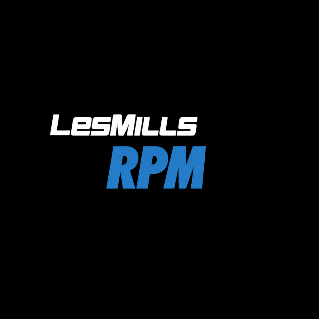 Les Mills RPM : Le cours de cyclisme indoor le plus populaire. Logo Les Mills RPM affiché en blanc et bleu sur fond noir. RPM est le programme de cyclisme indoor de la marque.